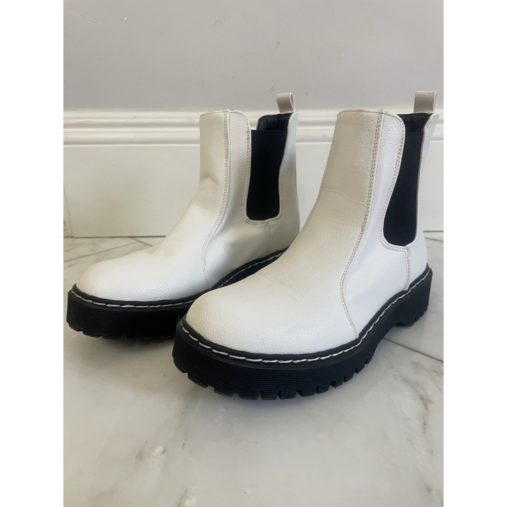 Sincerely Jules Womens Hippie Slip-On Lug Sole Boots, Size 8, Black & White, EUC